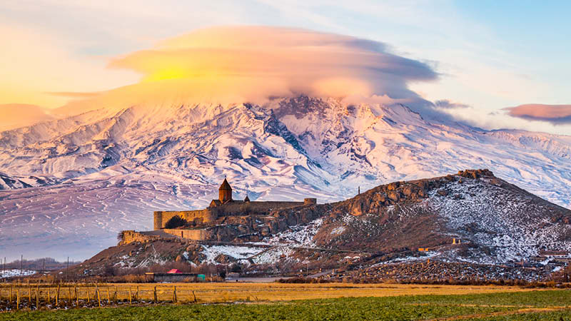 Khor Virap framför berget Ararat i Jerevan.